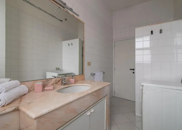 Guesthost - Comfy Flat Steps Away From Station * סיינה