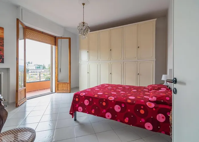 Guesthost - Comfy Flat Steps Away From Station