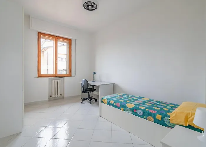 Guesthost - Comfy Flat Steps Away From Station סיינה