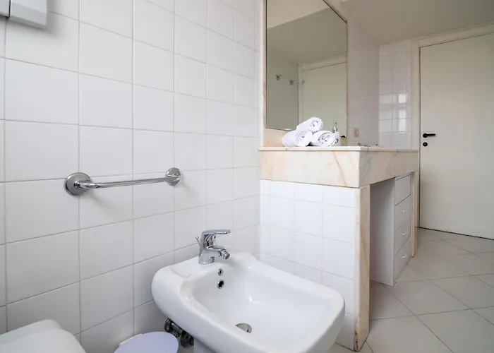 Guesthost - Comfy Flat Steps Away From Station סיינה