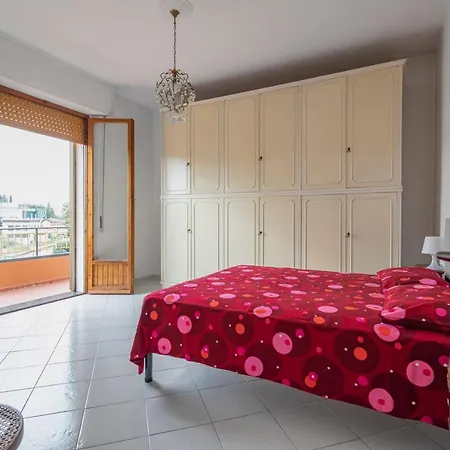 Guesthost - Comfy Flat Steps Away From Station