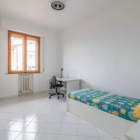 Comfy Flat Steps Away From Station! Сиена