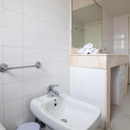 Guesthost - Comfy Flat Steps Away From Station Siena