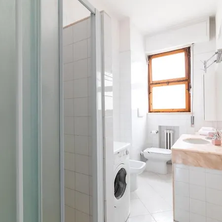 Guesthost - Comfy Flat Steps Away From Station Lejlighed *