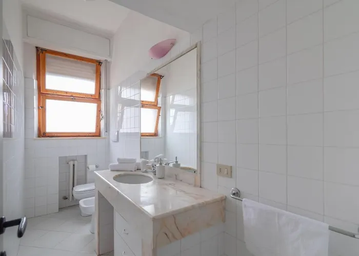 Apartment Guesthost - Comfy Flat Steps Away From Station