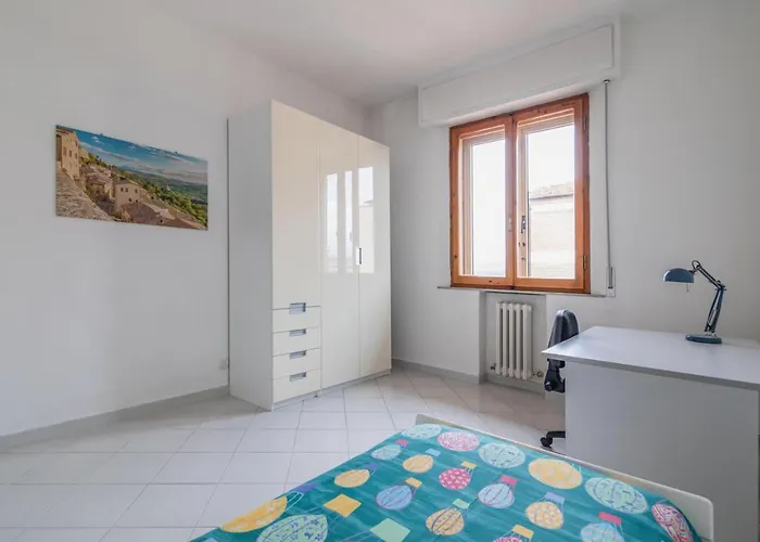Apartamento Guesthost - Comfy Flat Steps Away From Station Siena