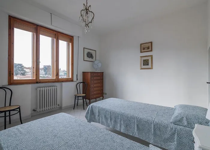 Guesthost - Comfy Flat Steps Away From Station *