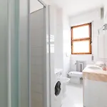 Guesthost - Comfy Flat Steps Away From Station アパート *