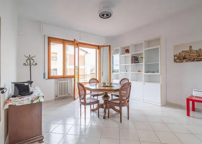 Guesthost - Comfy Flat Steps Away From Station