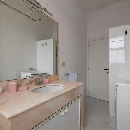 Comfy Flat Steps Away From Station! * Siena