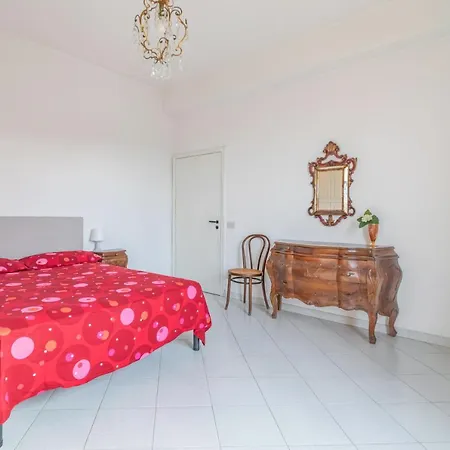 Guesthost - Comfy Flat Steps Away From Station Daire Siena