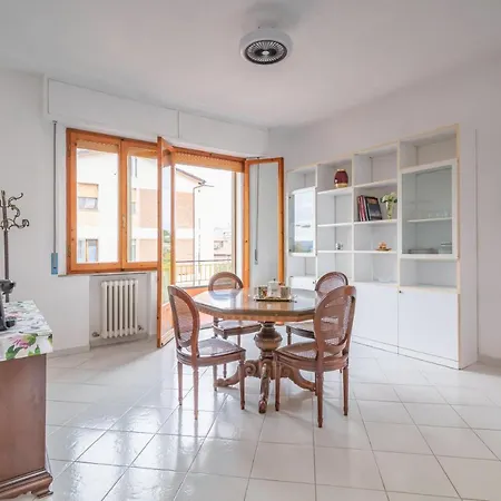 Guesthost - Comfy Flat Steps Away From Station